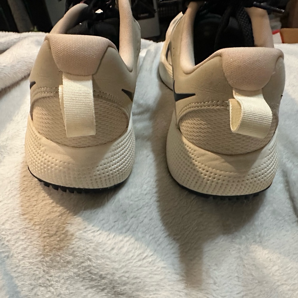 Nike Cream and Black Athletic Shoes - Picture 7 of 8